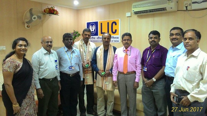 Supervised agent honored by SDM for completing 50 lakhs premium.